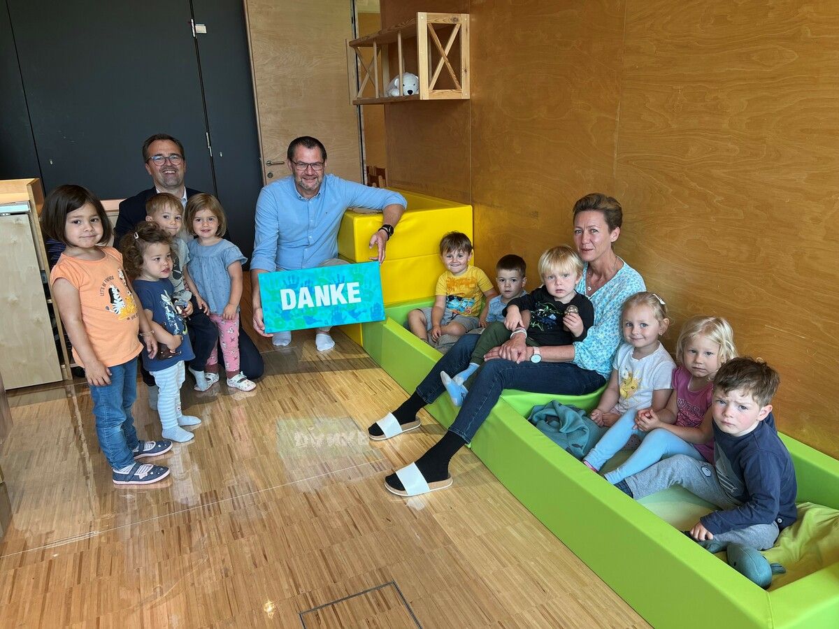 Impuls-Obmann Markus Kirschner (v.l.), Roman Giesinger (Meusburger) und Leiterin Sabine Hosp freuen sich mit den Kindern.VN/pes