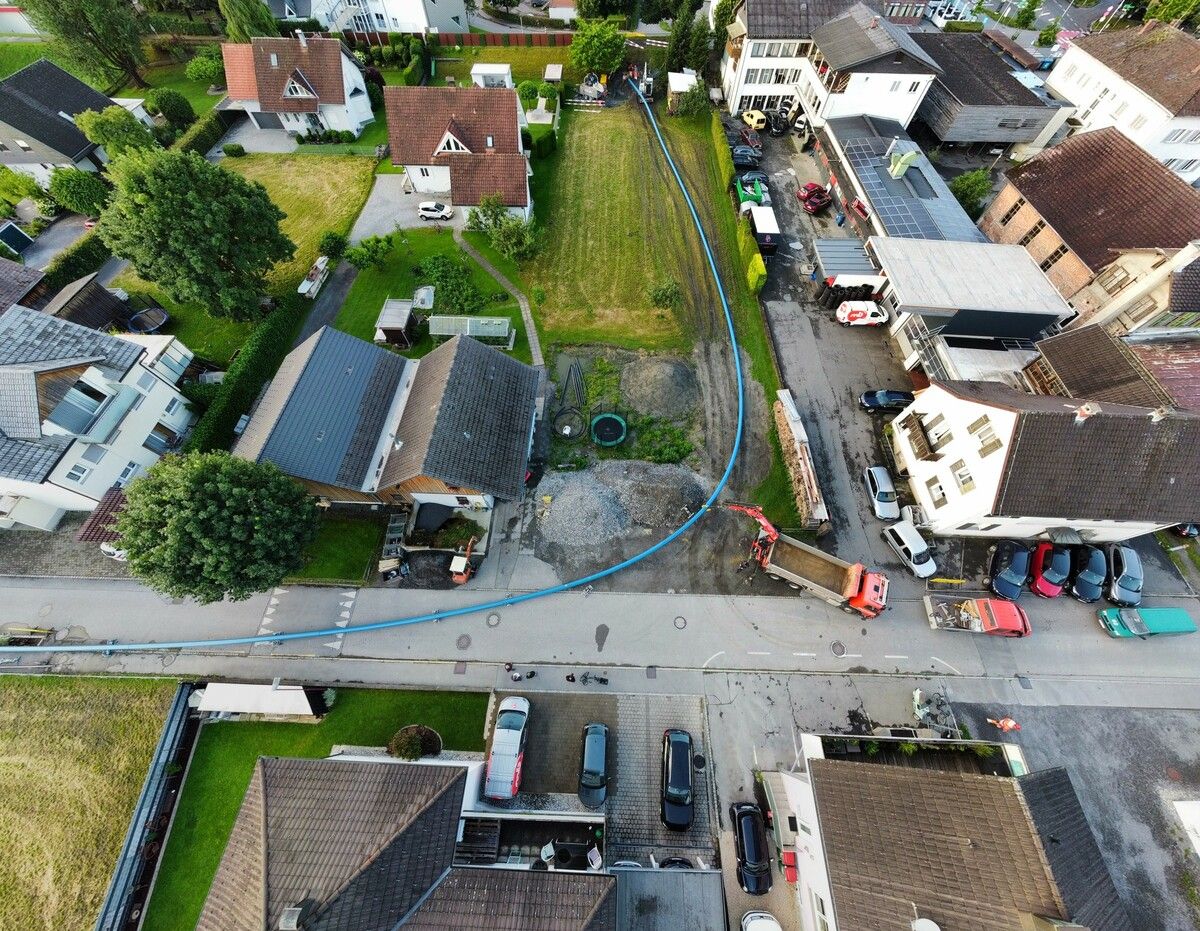 Ingenieurtechnische Glanzleistung: das Einziehen der Rohrverbindung durch ein Spülbohrverfahren. AFP (3)