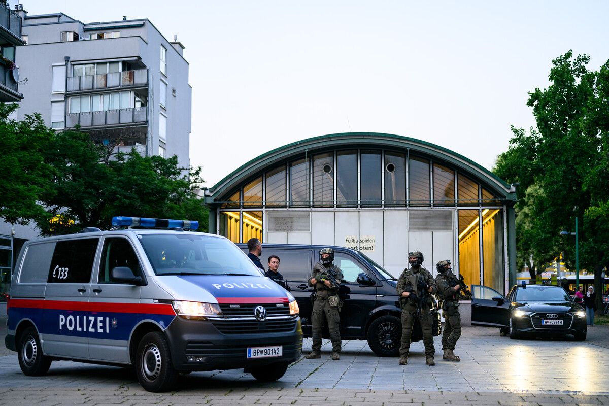 Insgesamt seien im Zuge der Schwerpunkte 453 Personen kontrolliert sowie 32 verwaltungsrechtliche und sechs strafrechtliche Anzeigen erstattet worden. APA