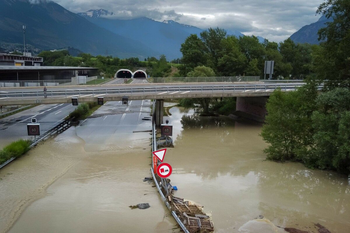 Intensive Niederschläge und Gewitter haben am Wochenende bei unseren Schweizer Nachbarn im Wallis und im Tessin zu Erdrutschen und Hochwasser geführt. AFP/HEGER