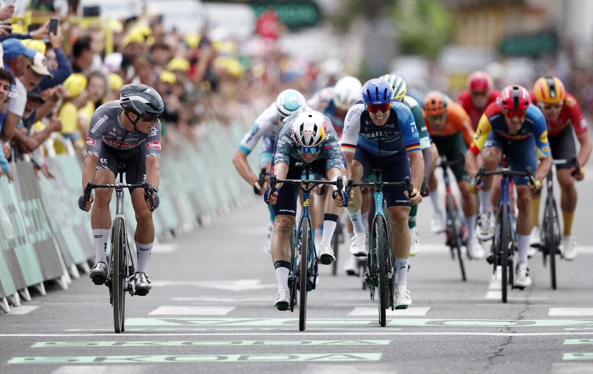 Jasper Philipsen (l.) blickt sich um und setzt sich im Sprint vor Landsmann Wout van Aert und dem Deutschen Pascal Ackermann durch.Reuters