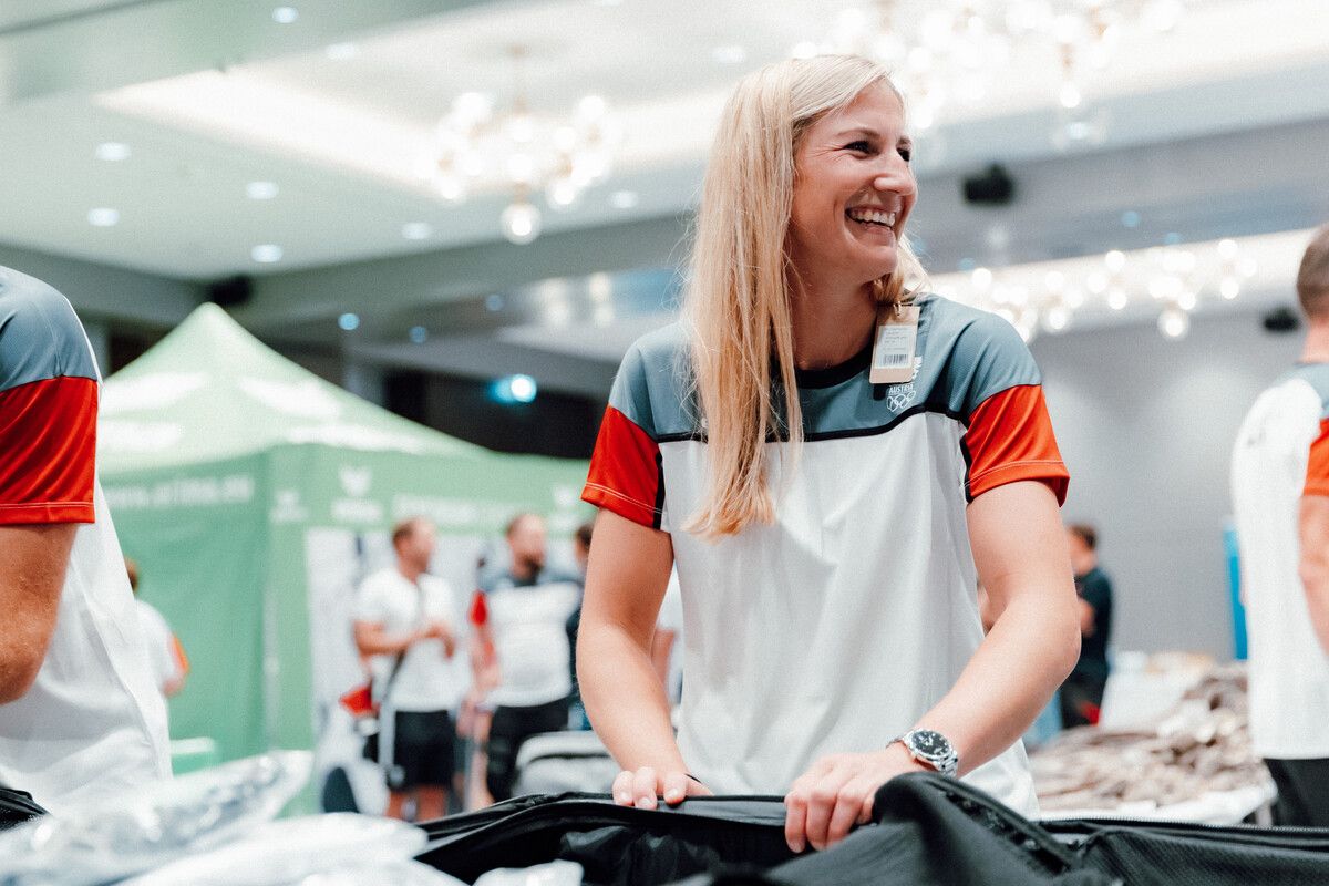 Katharina Rhomberg (r.) schlüpfte erstmals in ihr Olympiaoutfit.Gepa, Apa