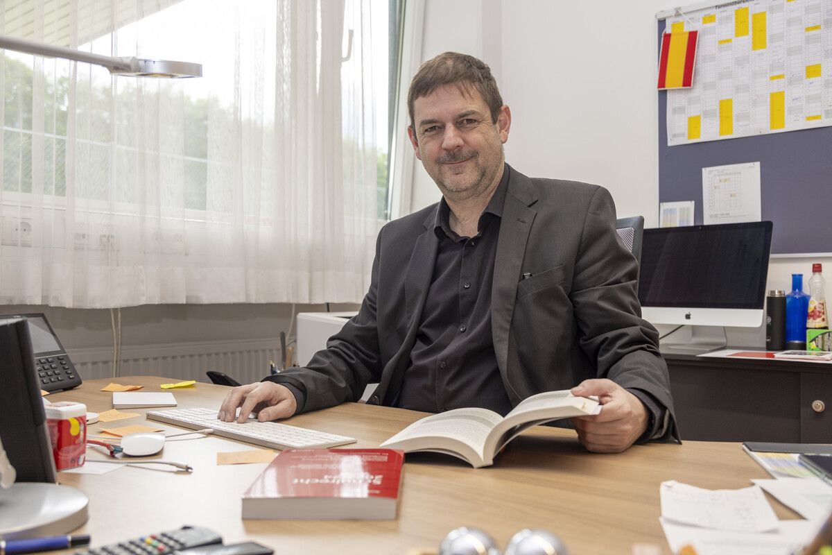 Klaus König ist seit 2020 Direktor des BG Bregenz Blumenstraße. Er hat bereits an der Schule maturiert. VN/Paulitsch
