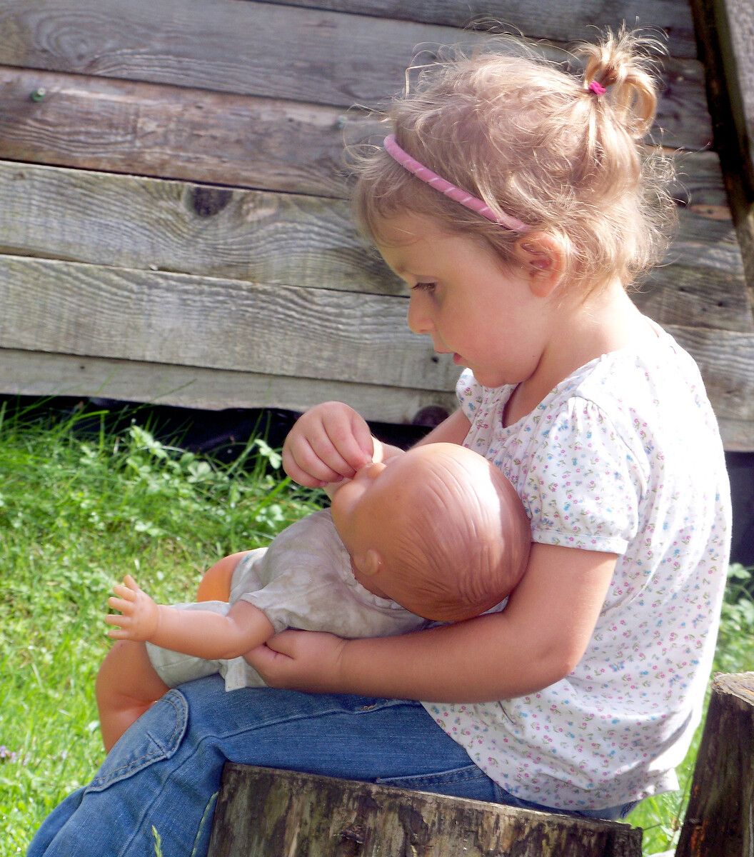 Kleine Mädchen spielen noch unbeschwert mit Babypuppen. Später kann sich das Kinderglück umkehren.symbolfoto voki