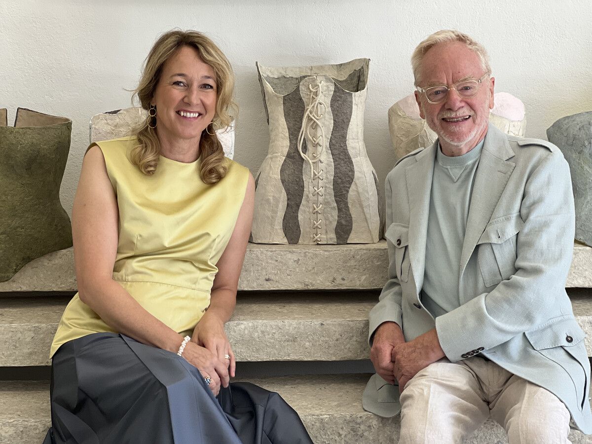 Kuratorin Judith Reichart mit Künstler Tone Fink luden zur Sommerausstellung Solo.Tone. franc