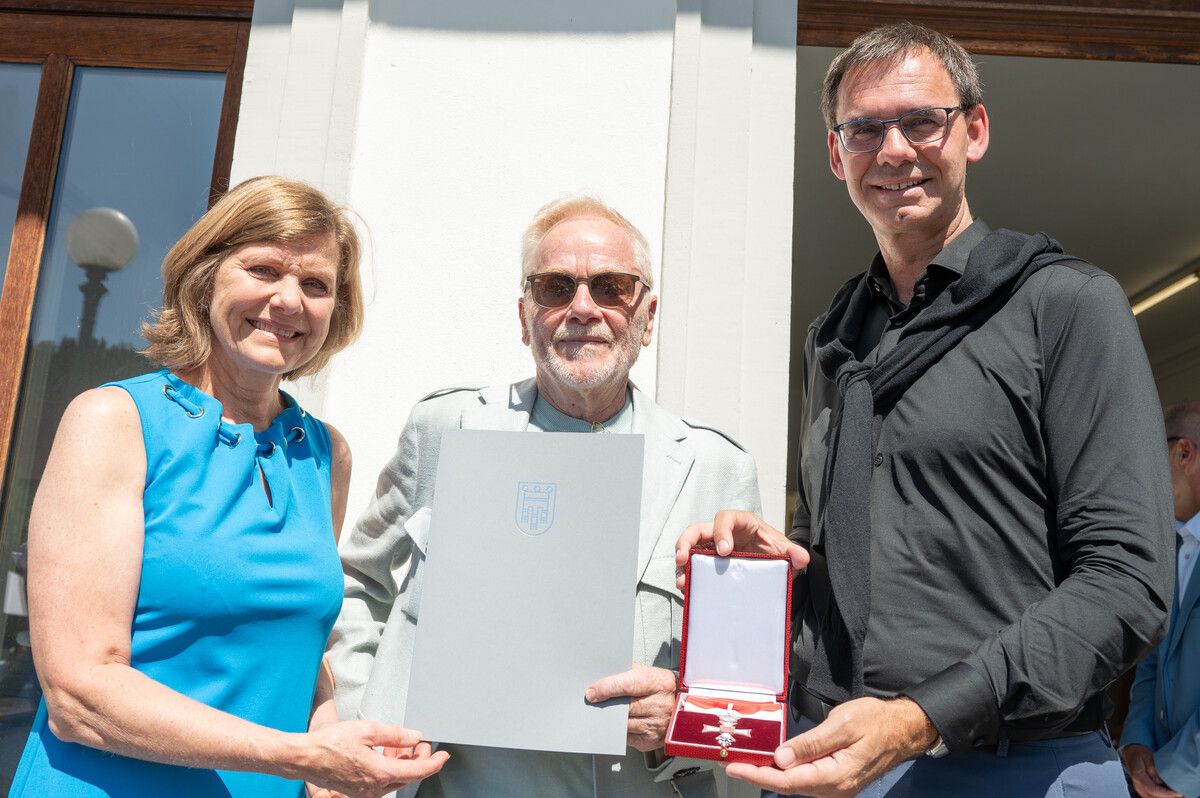Landeshauptmann Markus Wallner überreichte Tone Fink gemeinsam mit Landesstatthalterin Barbara Schöbi-Fink das Ehrenzeichen. VLK