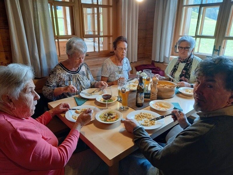 Leckere Kässpätzle und gemischter Salat wurden den Teilnehmern serviert.PVÖ Vandans