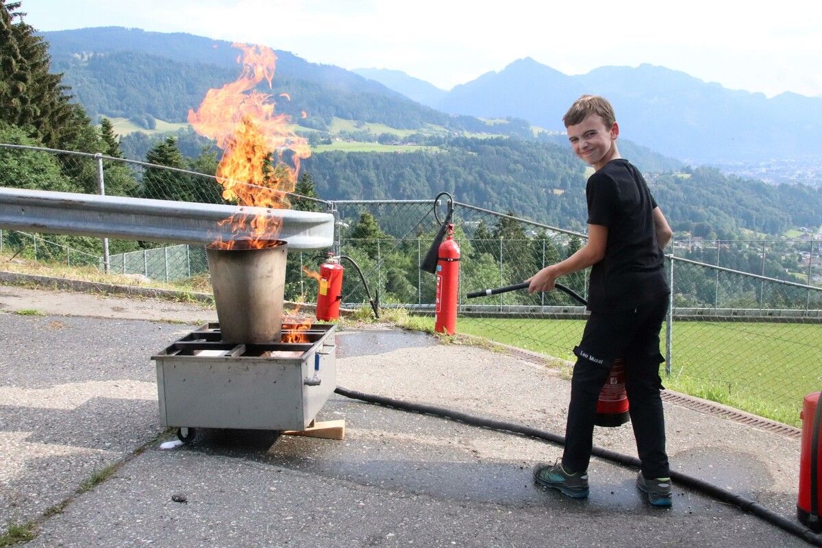 Leo zeigte die richtige Handhabung eines Feuerlöschers. nam (2)