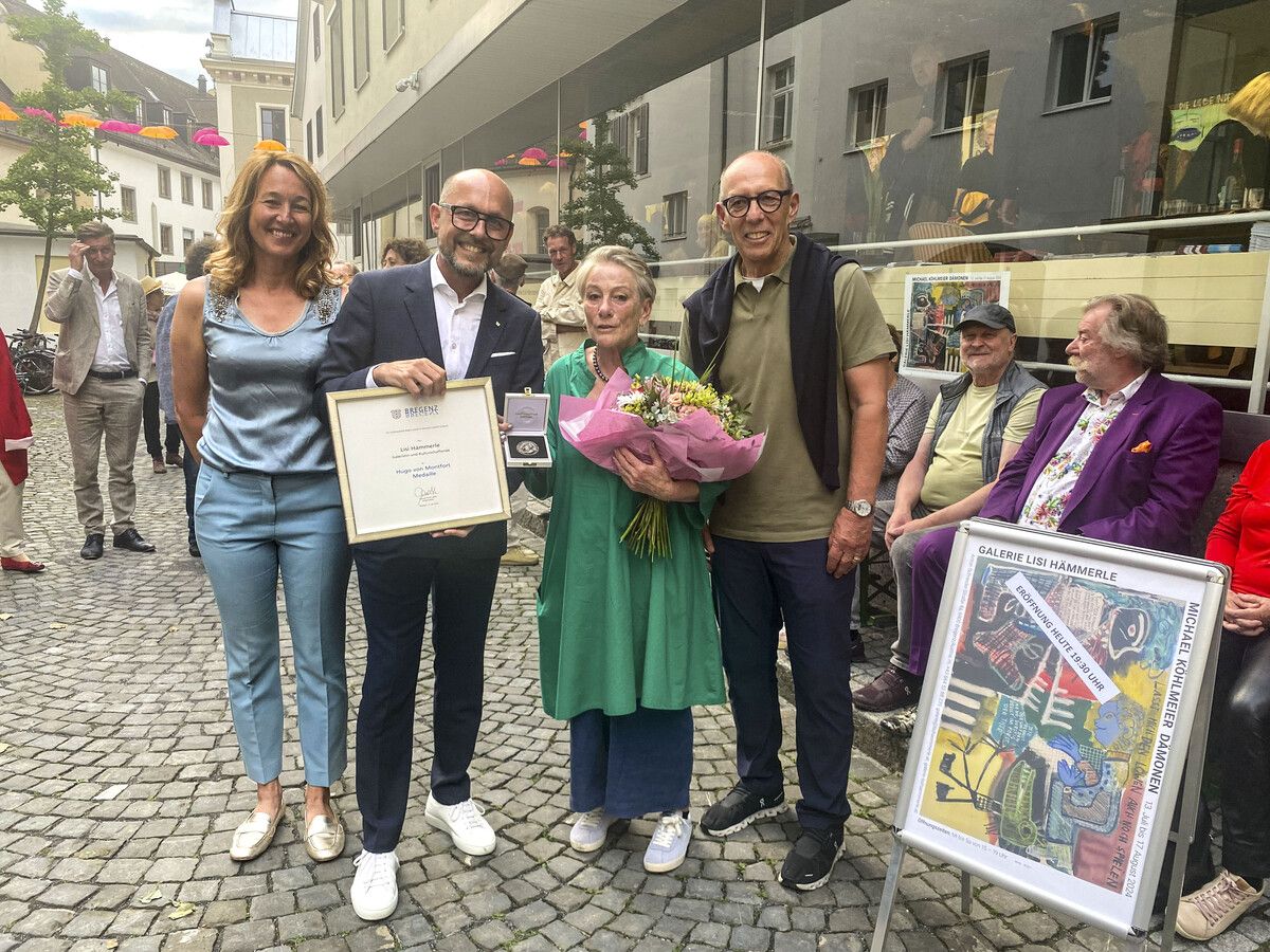 Lisi Hämmerle (2.v.r.) mit Bgm. Michael Ritsch (2.v.l.), Stadtrat Michael Rauth und Kulturservice-Leiterin Judith Reichart. Stadt