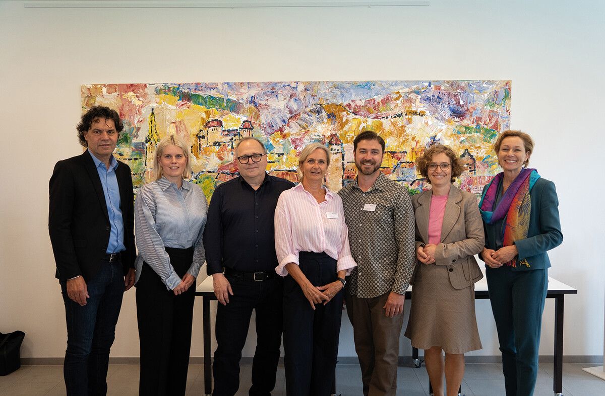 LR Martina Rüscher, GF Margarete Laschalt-Schweigkofler, Regionalleiter Marc Fleisch und Andrea Dorner, Teamleiterin des Tageszentrums, GF Elmar Weiskopf, STR Julia Berchtold und Bgm Fk Manfred Rädler (v.r.).pro mente