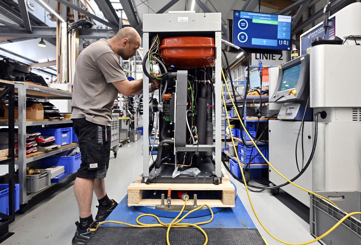 Luftwärmepumpen in Produktion: Die Nachfrage ist groß. Förderungen helfen dabei.APA