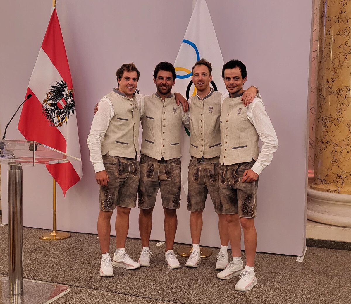 Manuel Hofer (r.) bei der Einkleidung mit den Seglern Benjamin Bildstein, David Hussl und Lukas Mähr.Privat