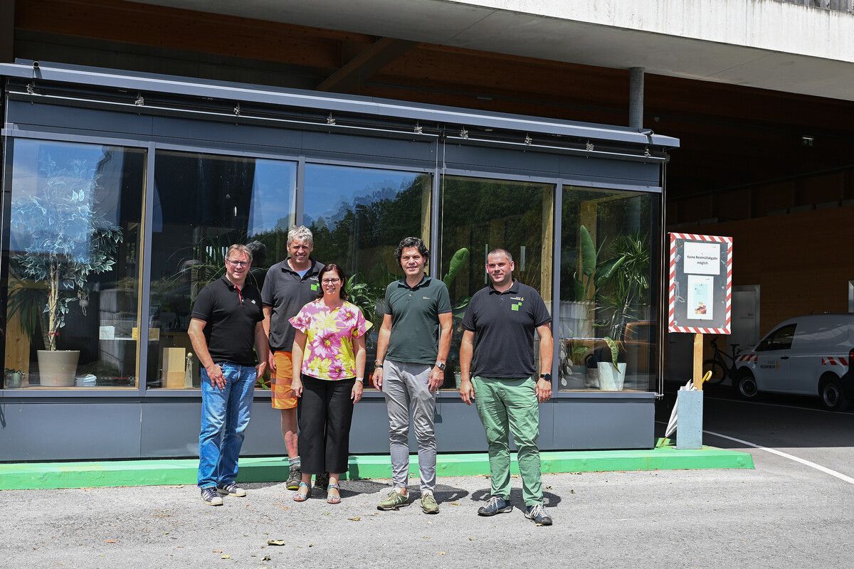 Marcel Längle, Leiter ASZ Feldkirch, Artur Lampert, Mitarbeiter ASZ Vorderland, Bürgermeisterin Katharina Wöß-Krall, Bürgermeister Manfred Rädler und David Arrich, Mitarbeiter Abteilung Abfallwirtschaft, vor dem ASZ Vorderland. Stadt Feldkirch