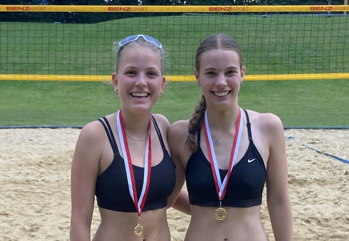 Marie Obwegeser und Greta Könighofer freuen sich über ihren Erfolg.bp