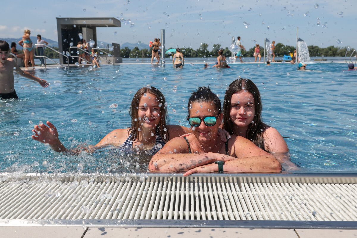 Marie, Sabrina und Johanna (v.l.) aus Hard genossen das sonnige Wetter im frisch renovierten Strandbad. VN/STEURER