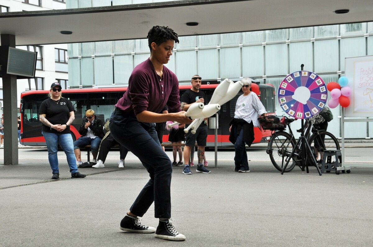 Marielle Ameganvi absolvierte die Zirkusakademie in Wien sowie die Ausbildung an der „Salto – International Circus School“ in Portugal.