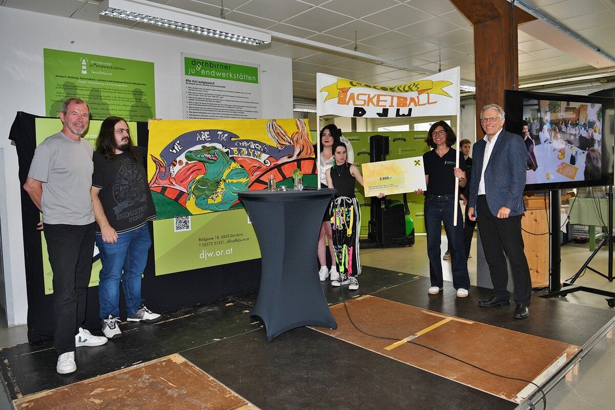 Markus Mittelberger, Lukas, Eylül, Victoria, Birgit Bernhard (DJW) und Udo Reiner (v. l.). cth