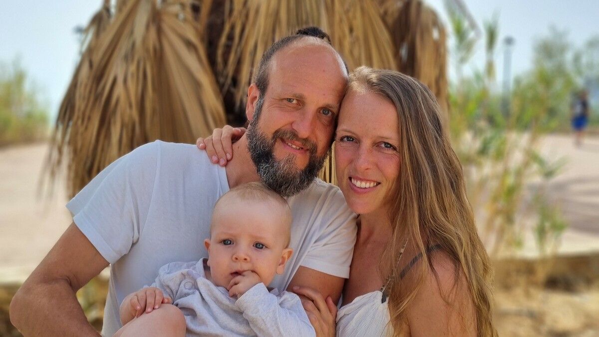 Markus Zech und Lena Reich mit ihrem gemeinsamen elf Monate alten Sohn Jonah.