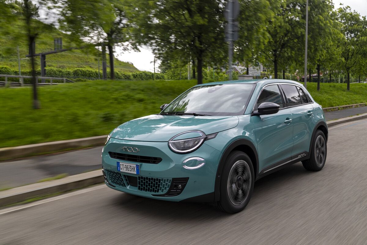 Mehr Auswahl beim Fiat 600: Fiat erweitert das Motorenangebot seines Kleinwagens 600 um eine Mildhybrid-Version mit 100 kW/136 PS und damit um eine Verbrenner-Variante. Der 136 PS-Mildhybrid beschleunigt in 8,5 Sekunden von 0 auf 100 km/h, die Höchstgeschwindigkeit ist mit 200 km/h angegeben. Den Durchschnittsverbrauch gibt Fiat mit Werten zwischen 4,5 und 5,5 Litern an. Außerdem bietet Fiat den 600 als Stromer an. Der 115 kW/156 PS starke 600e verfügt über einen 54 kWh großen Akku und kommt rund 400 Kilometer weit.