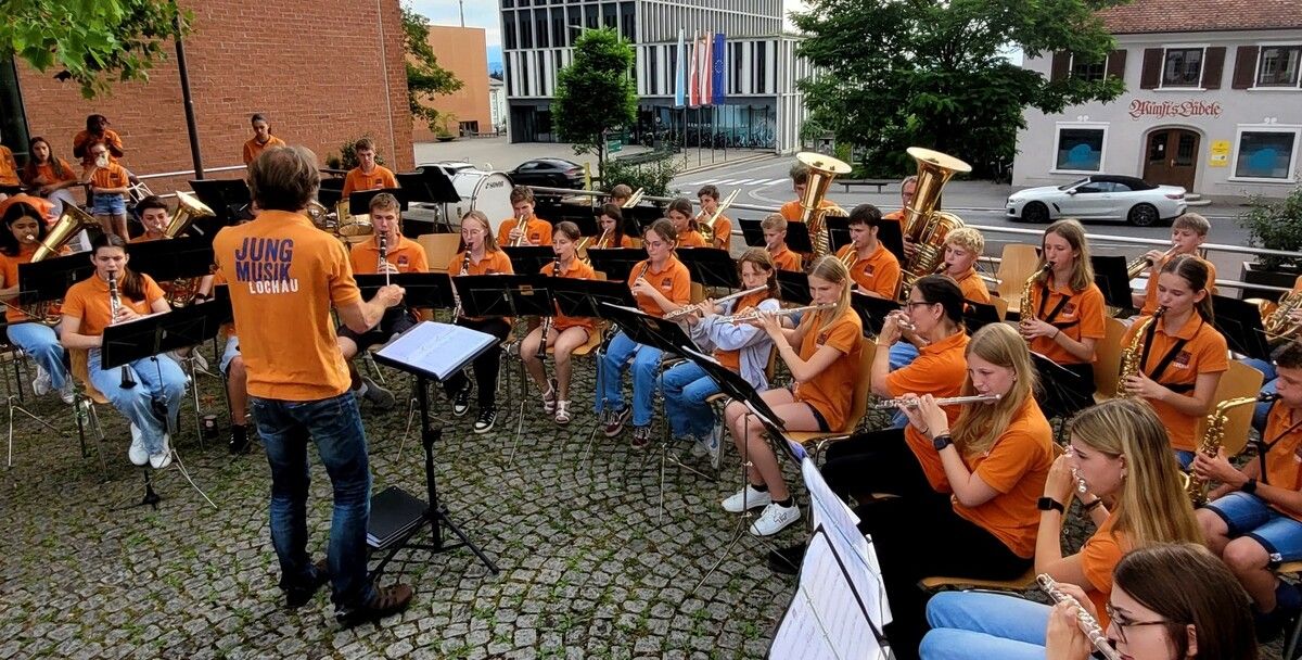 Mit über 90 aktiven Musikantinnen und Musikanten präsentierte sich der Musikverein Lochau beim traditionellen „Sommerkonzert“ in seiner ganzen Stärke. Im Bild die „Jungmusik Lochau“ unter der Leitung von Stefan Nobis. bms