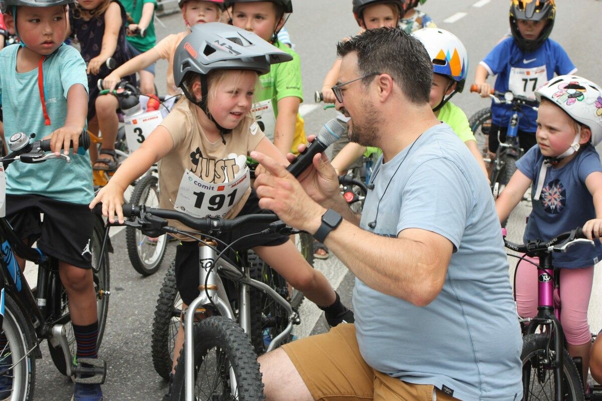 Moderator Sebastian Naier im Interview mit einem jungen Pedalritter. vn-tk