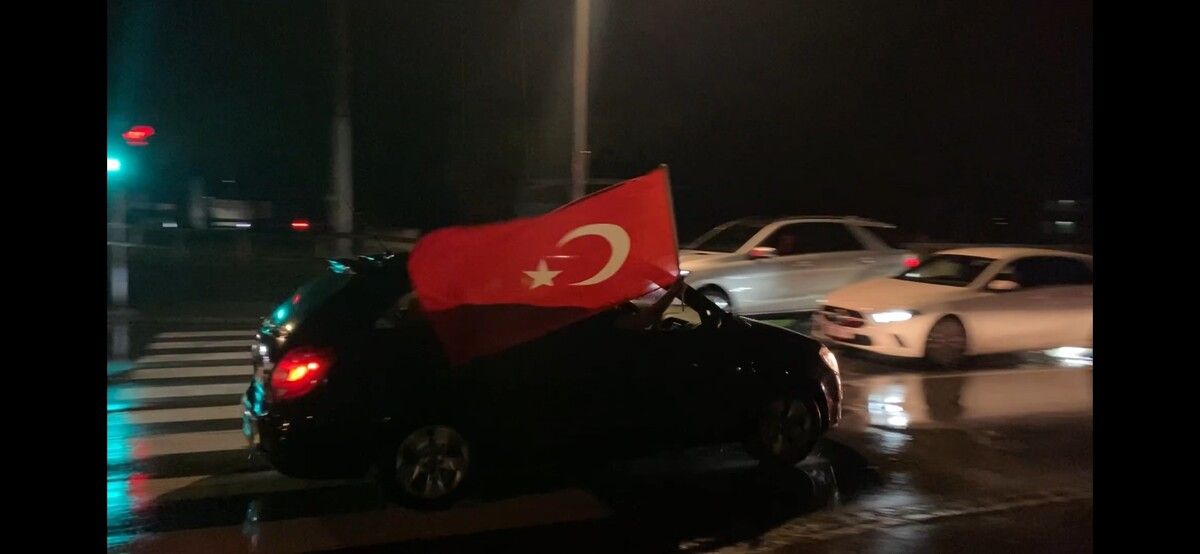Nicht nur durch Dornbirn zogen feiernde Autos mit Türkei-Fans. VN/Rauch