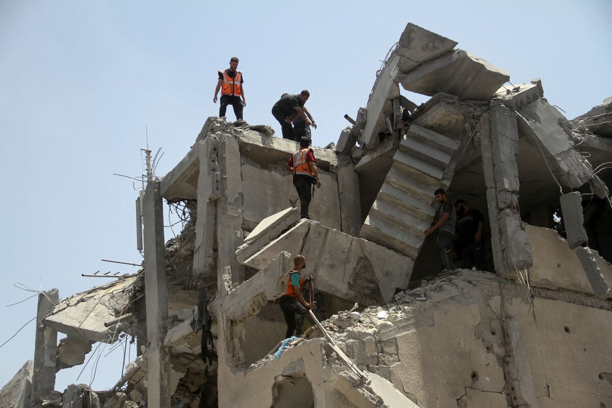 Palästinensische Helfer arbeiten daran, Opfer aus einem Wohngebäude zu evakuieren, das von israelischen Angriffen getroffen wurde. REUTERS