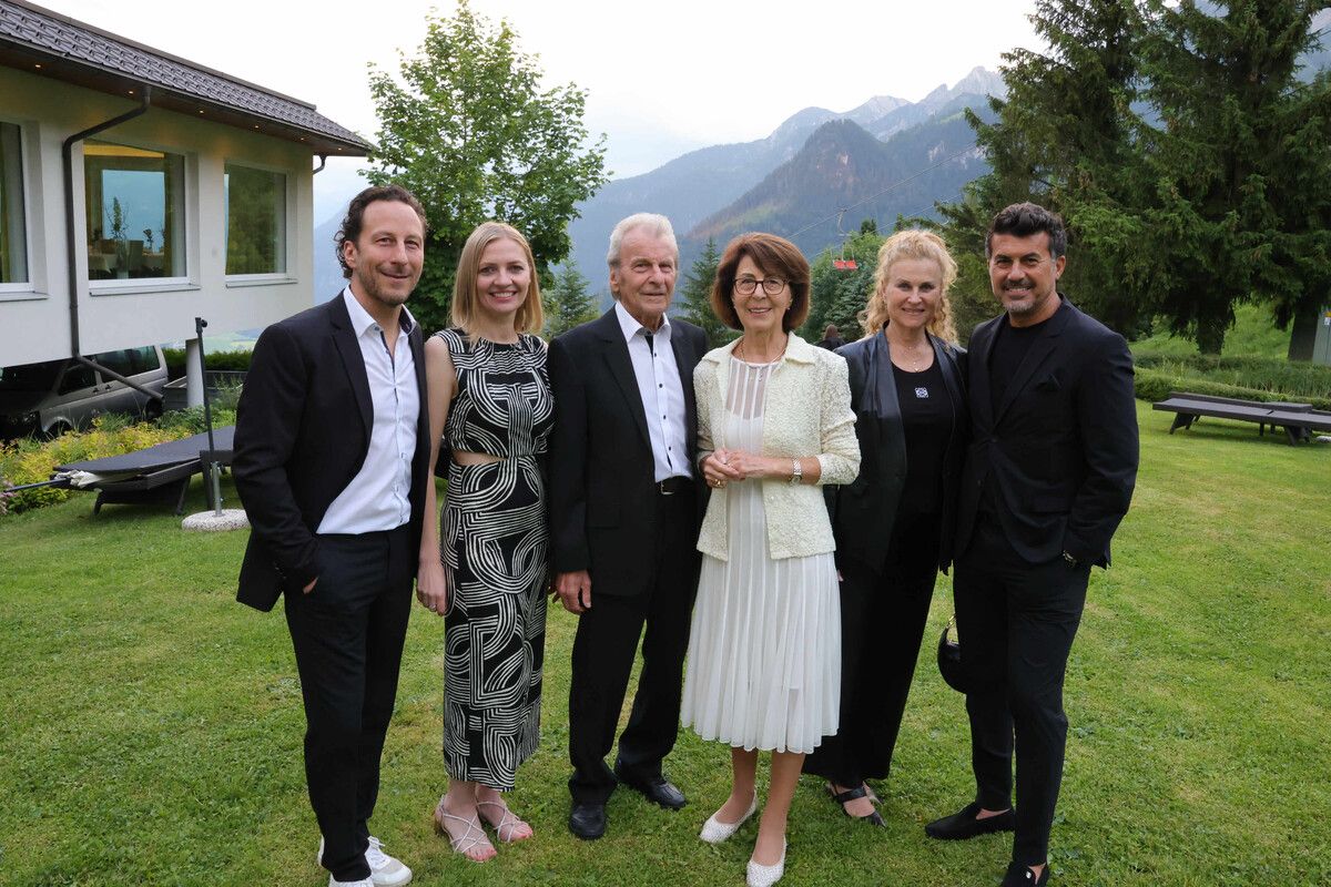 Roché Bosek mit Partnerin Bea Czajkowska, seinen Eltern Christine und Richard sowie Renate und Mike Galeli. ame