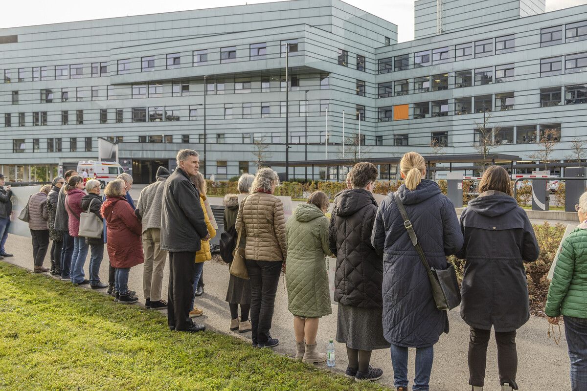 Seit Schwangerschaftsabbrüche am LKH Bregenz möglich sind, finden dort auch sogenannte Mahnwachen statt.VN/Paulitsch