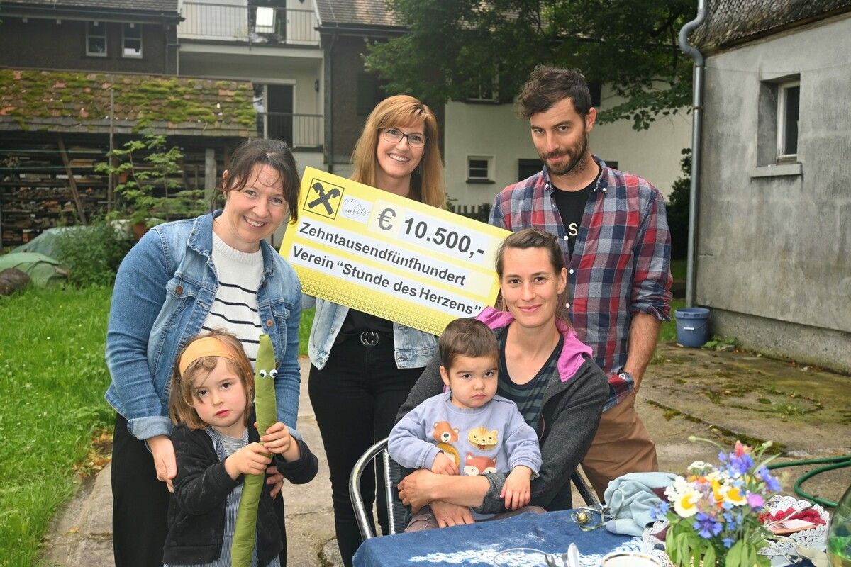 Simone Amann, Sabine Jordan und Joe Fritsche bei der Übergabe der Spendensumme. privat(2)