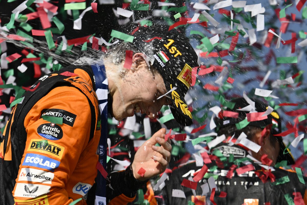 So richtig genossen hat McLaren-Pilot Oscar Piastri seine erste Champagner-Dusche nach seinem Debütsieg in der Formel 1.ap