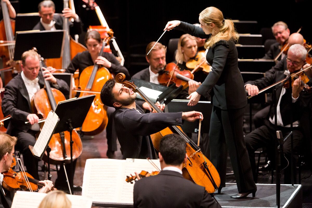 Solist Kian Soltani riss beim ersten Orchesterkonzert das Publikum zu Begeisterungsstürmen hin. Bregenzer Festspiele / Dietmar Mathis
