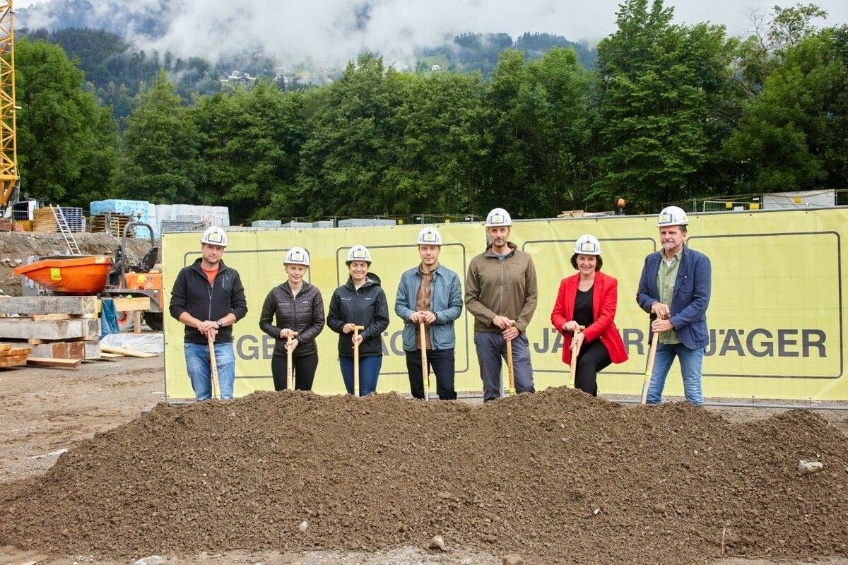 Spatenstich Wohnpark Tschagguns Gardenga: Simon Fiel (Vogewosi), Julia Zudrell (Bauleitung Jäger Bau), Ramona Rudigier (Bauleitung Jäger Bau), Thomas Hennerbichler (Lang Vonier Architekten), Thomas Lang (Geschäftsführer Jäger Bau), Monika Vonier (Landtagsvizepräsidentin), Bürgermeister Herbert Bitschnau. Jäger Bau (2)