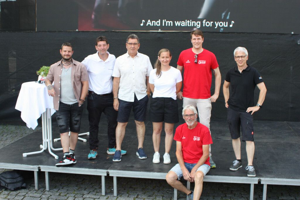 Stefanie Kollmann-Obwegeser nach der gelungenen Infoveranstaltung Inegüxla mit Armin Wille (vorne), Mitarbeitern von Expert Tschanett, Roland Vith, Helmut Jenny, Dominic Mayer und Mitarbeitern von Bild und Ton. VN-TK (2)