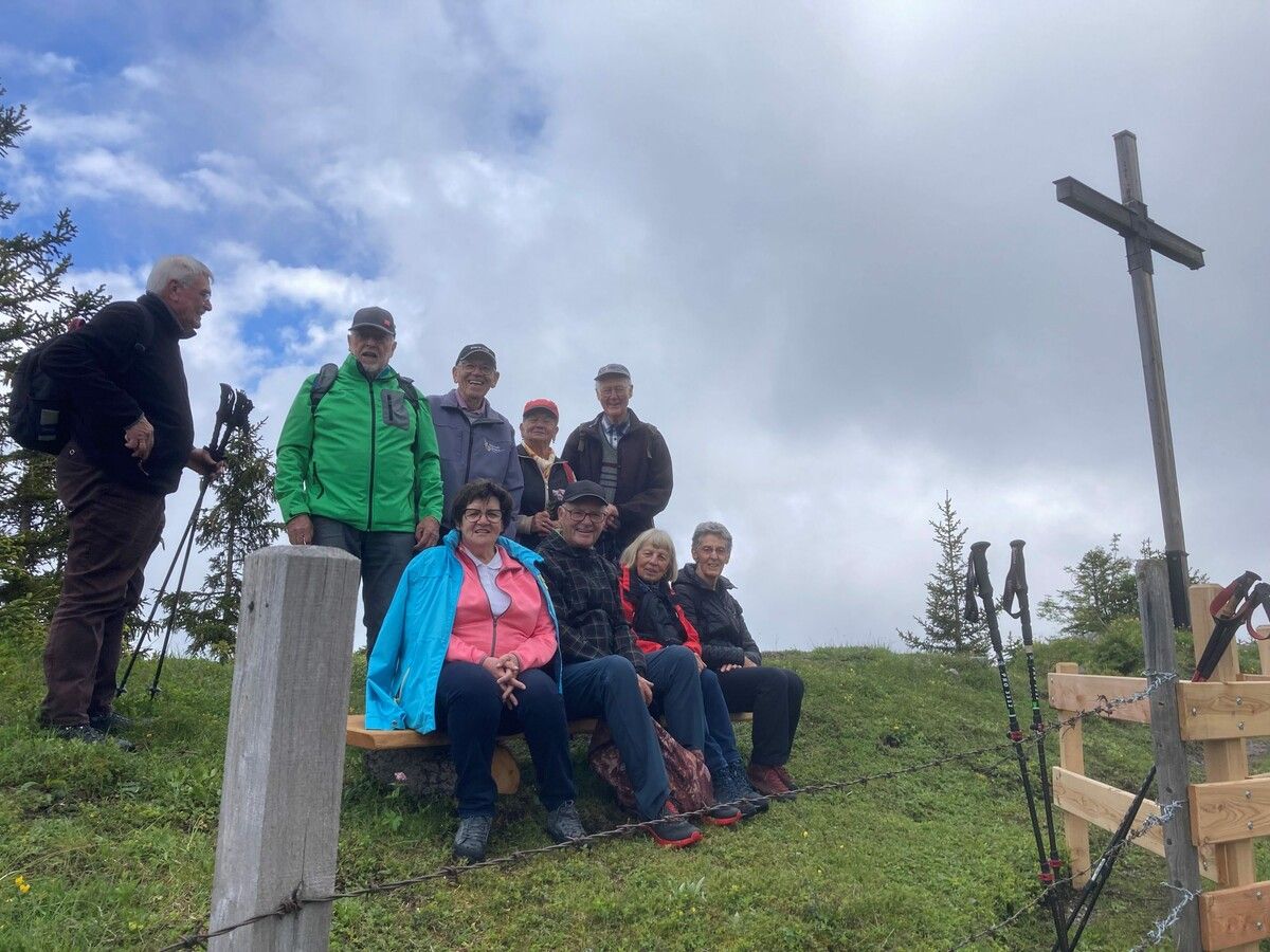 Stolz posierten die Teilnehmer für ein Erinnerungsfoto auf dem Mattajoch.50Plus MOntafon