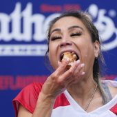 51 Hotdogs in zehn Minuten: Neuer Frauenrekord bei Wettessen
