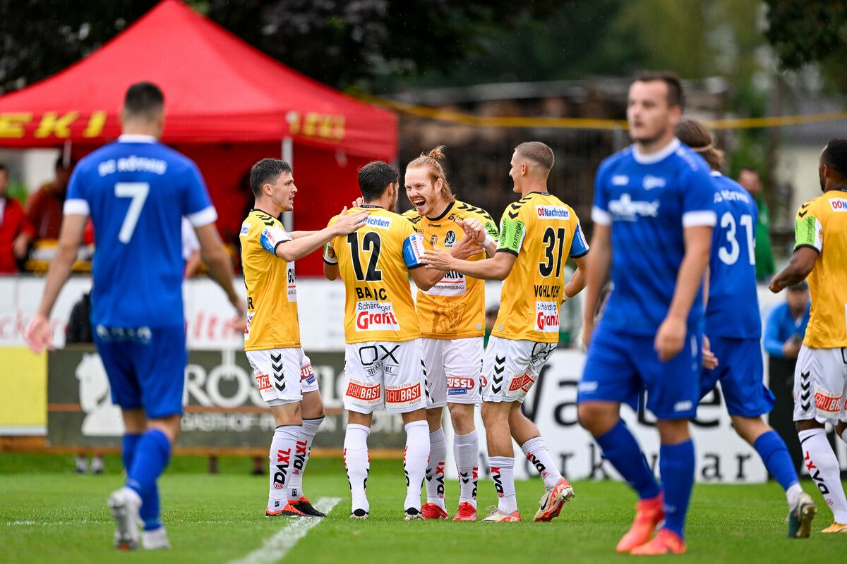 SV Ried, Favorit auf den Meistertitel in der 2. Liga, schenkte dem SC Röthis am Sportplatz an der Ratz elf Bummerln ein. gepa