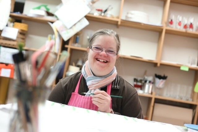 Svenja Gehrmann vom „Sprungbrett-Lädele“ erzeugt Produkte, die direkt verkauft werden. Ihre Arbeit wird geschätzt.CARITAS