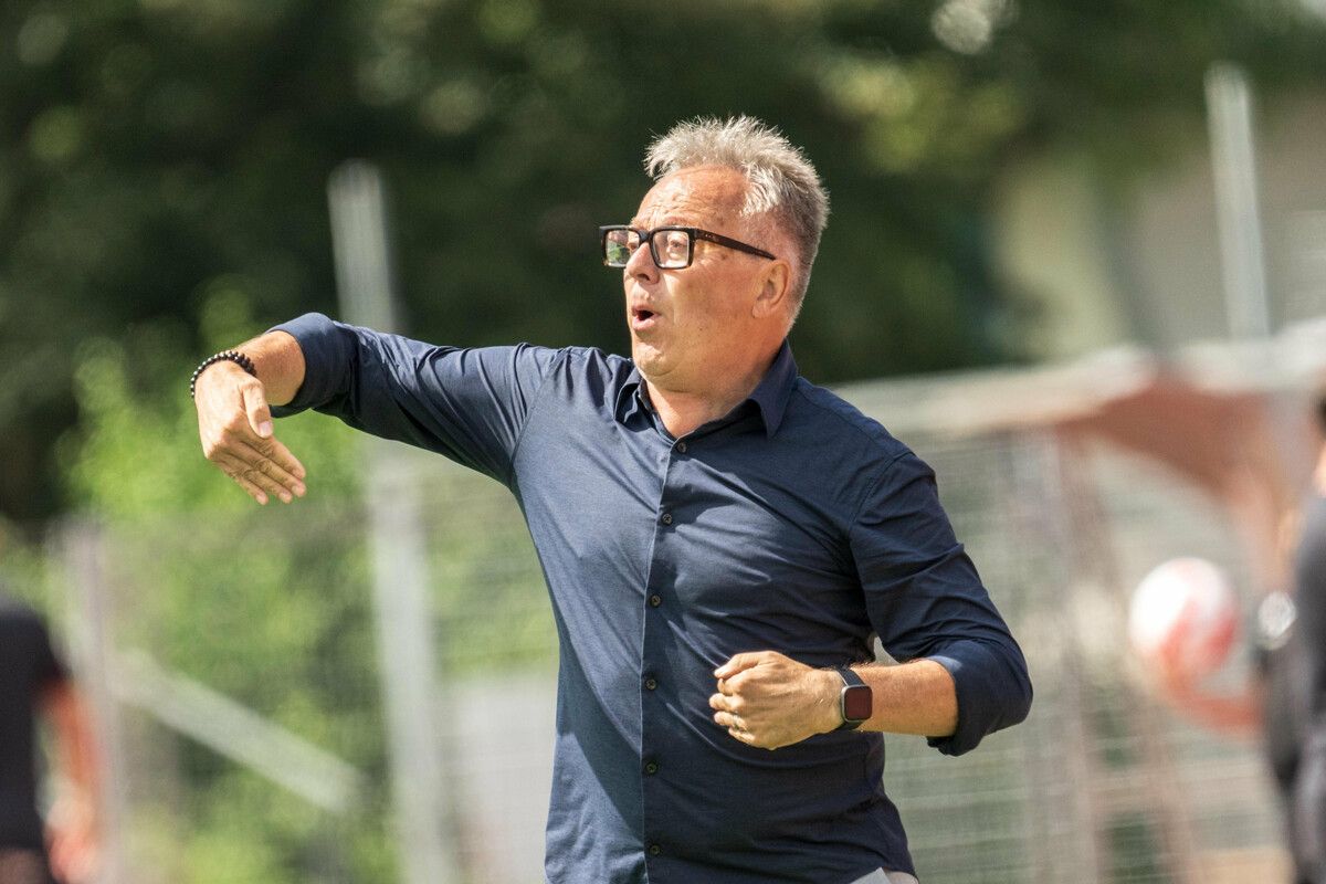 Bald 70 Jahre alt, doch noch immer voller Power: SWB-Trainer Regi van Acker. gepa