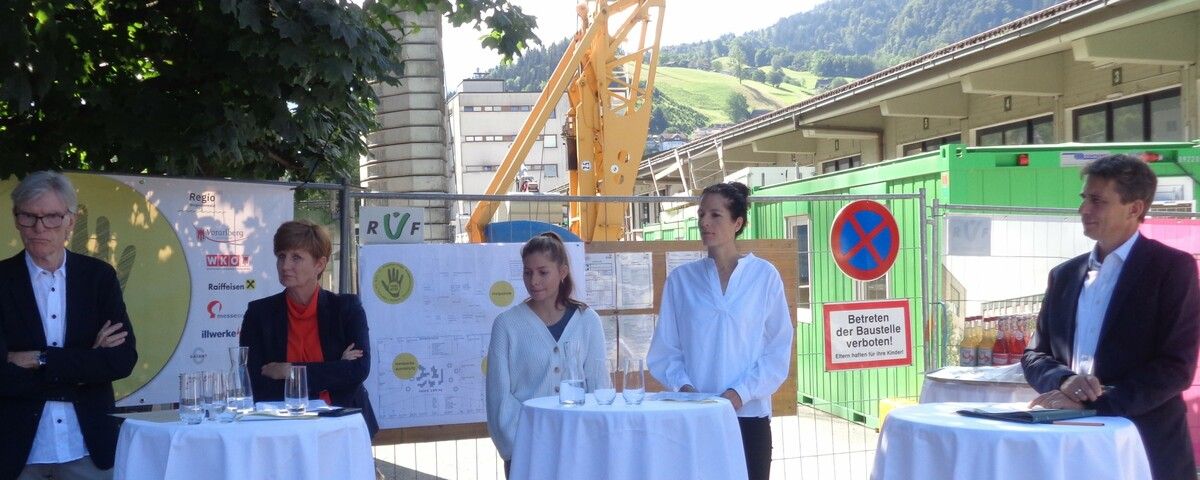Symbolhafter Ort für die von Alois Wise Mätzler (mprove, rechts) moderierten Pressekonferenz: am Bauzaun für das entstehende Campus-V-Herzstück. Beim Bau spielen die Wälder Unternehmen Rüf aus Au und Oberhauser & Schedler aus Andelsbuch die Hauptrollen. STP (4)