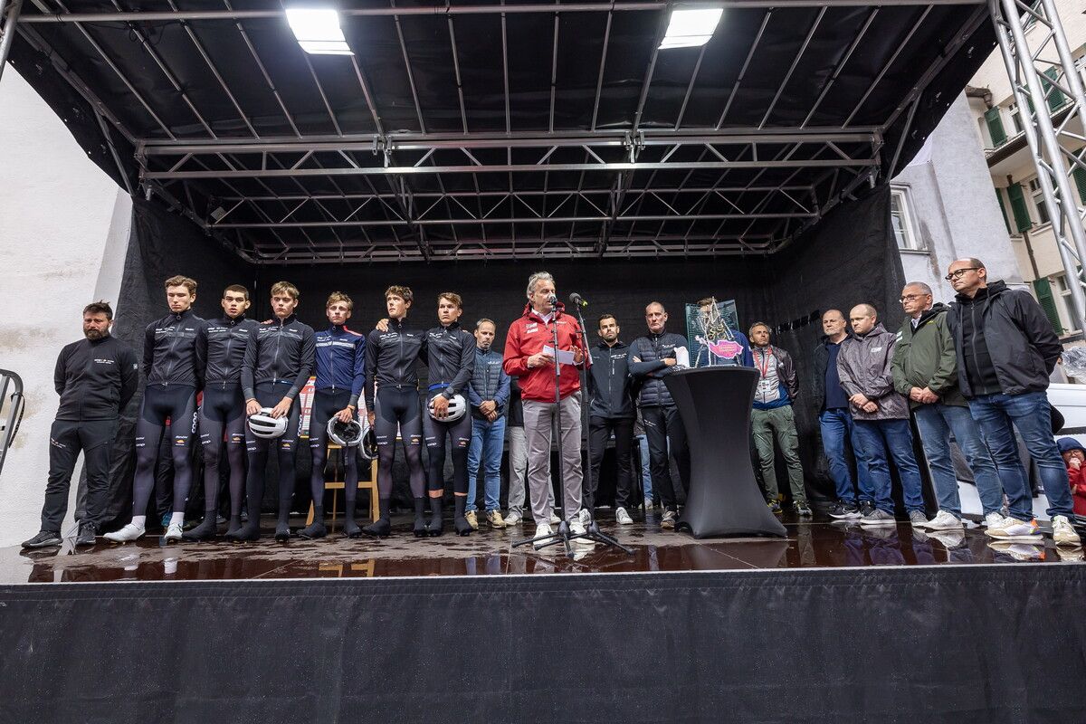 Tour-Direktor Thomas Pupp hielt vor Dreges Teamkollegen und Funktionären, darunter Jürgen Schatzmann und Thomas Kofler (r.), eine ergreifende Trauerrede.APA