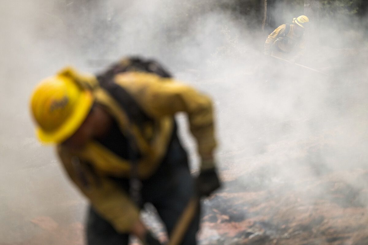 Unermüdlich kämpfen die Einsatzkräfte gegen die Flammen. AP