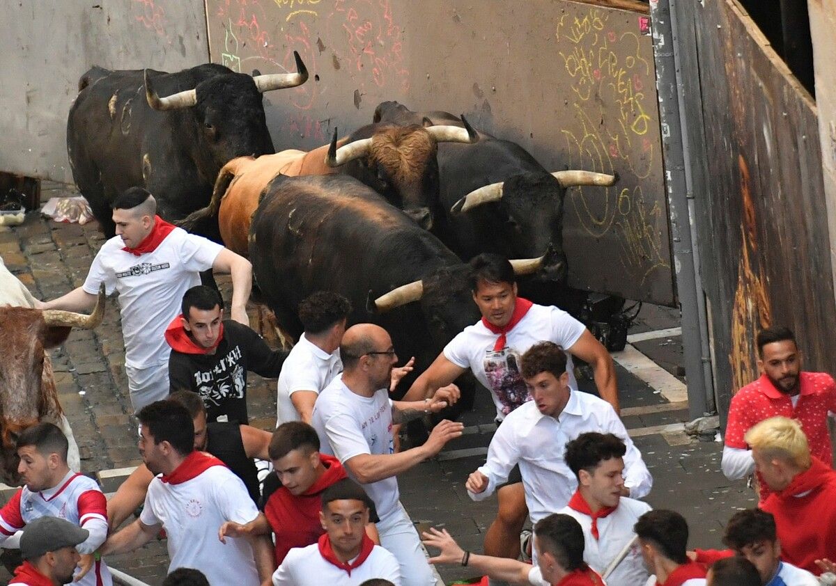 Ungeachtet der Proteste von Tierschützern haben in Pamplona wieder die umstrittenen Stierrennen begonnen. afp