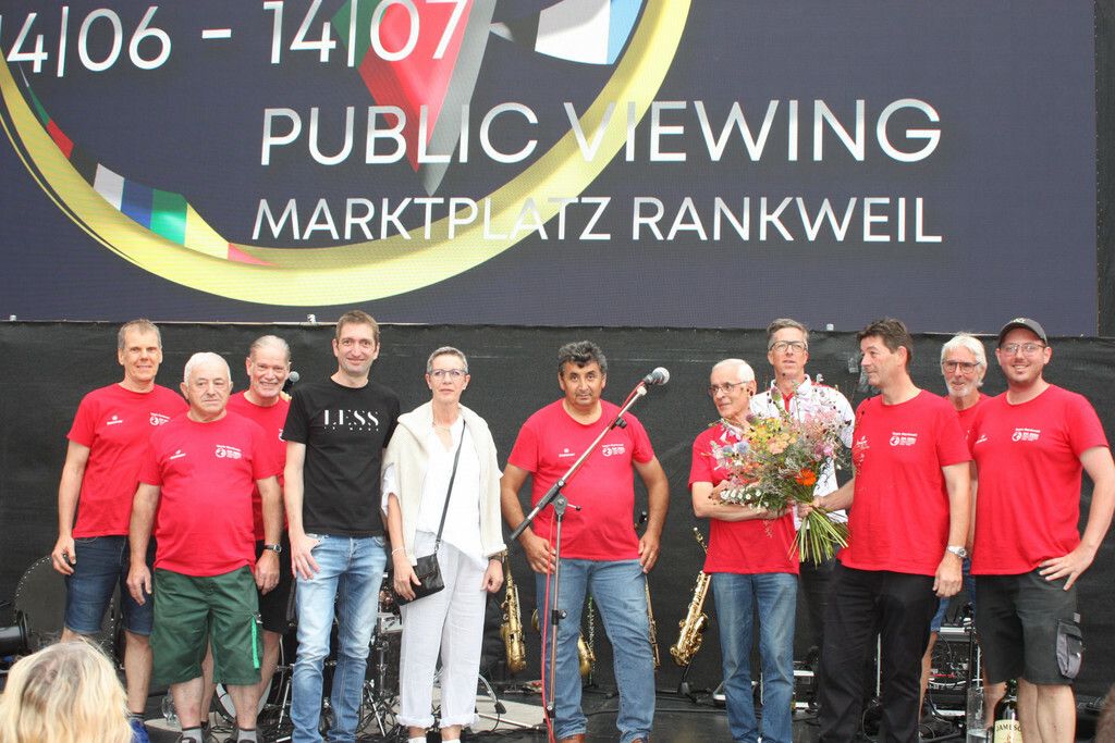 Viele freiwillige Helfer rund um Macher Armin Wille. VN-TK