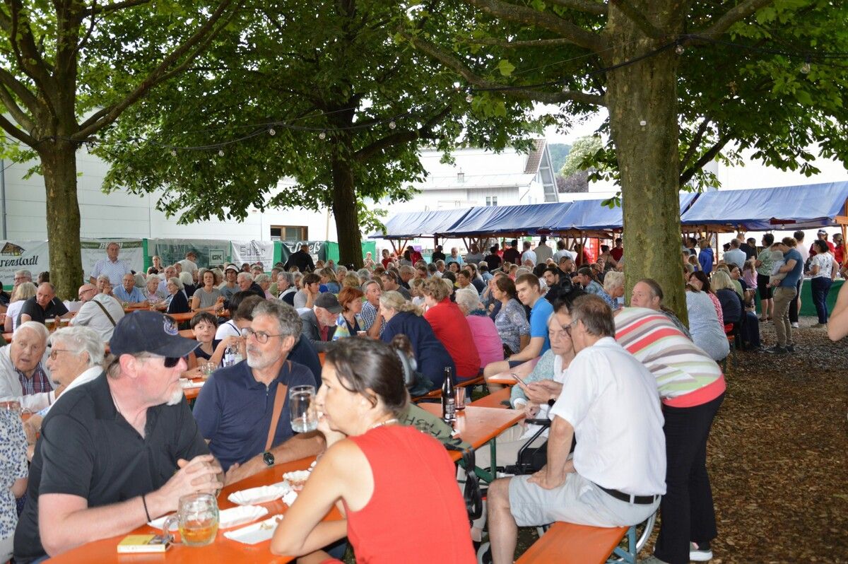 Viele Gäste waren zum Sanderfest gekommen und hatten obendrein Glück mit dem Wetter.VV (5)