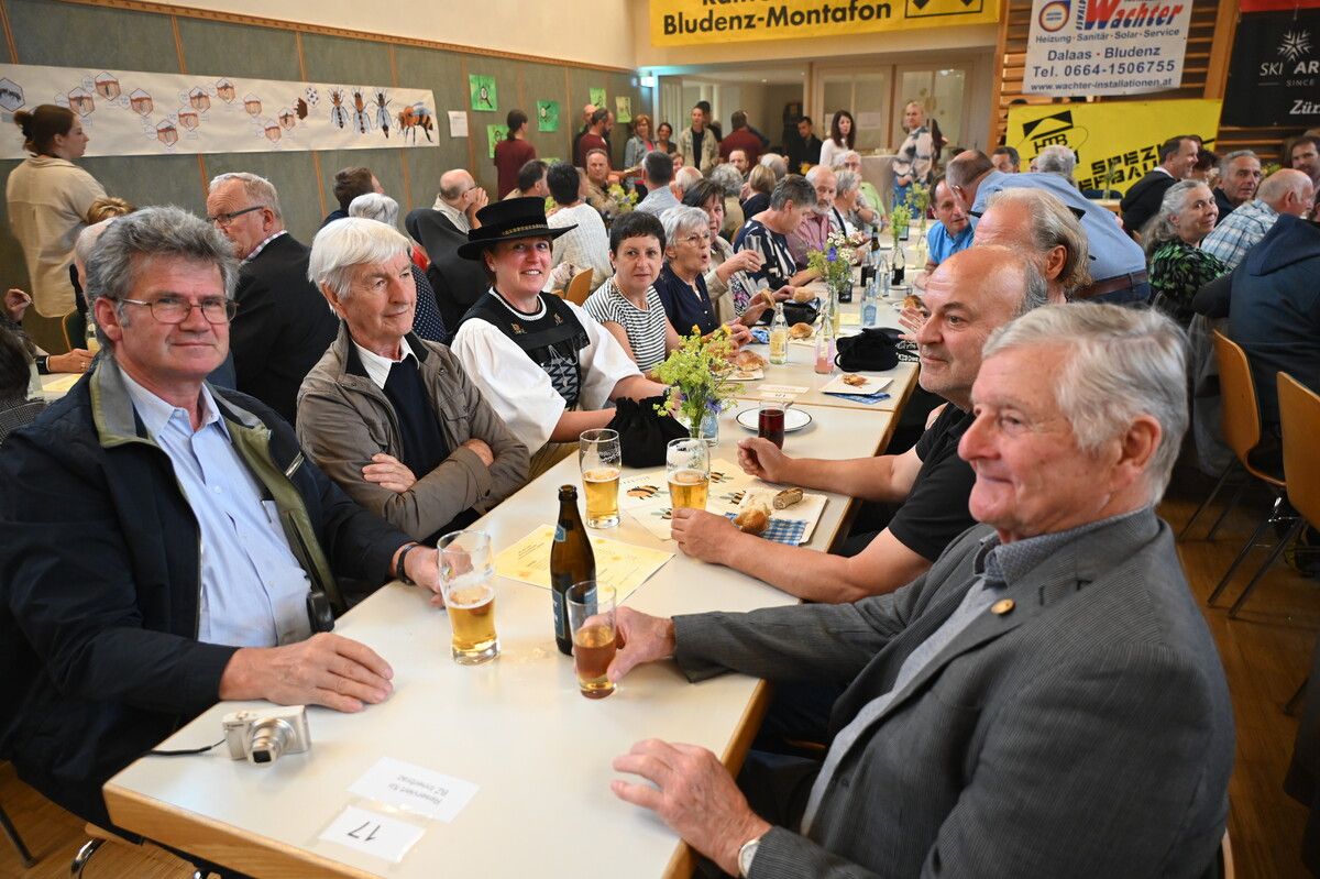 Viele Interessierte aus dem Klostertal feierten mit dem Bienenzuchtverein das Jubiläum.
