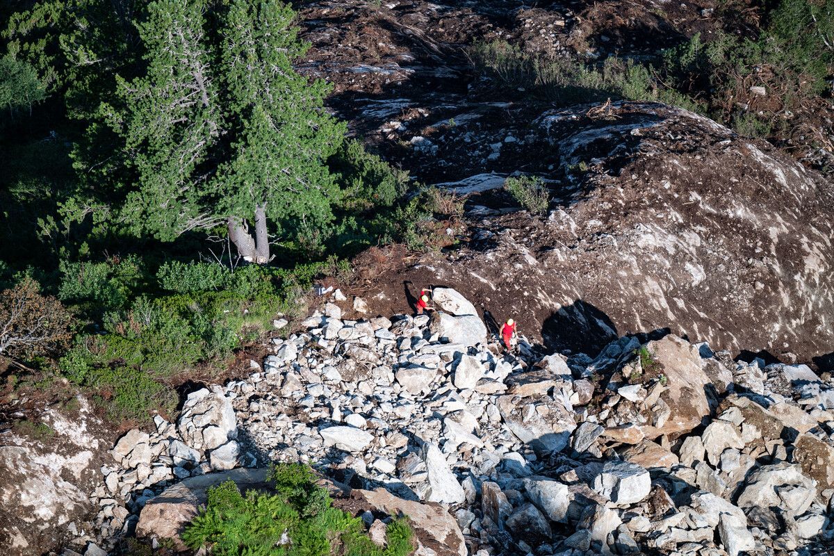 Vier Arbeiter der Firma HTB sichern seit Montag den gefährlichen Silvretta-Hang. VN/RHOMBERG