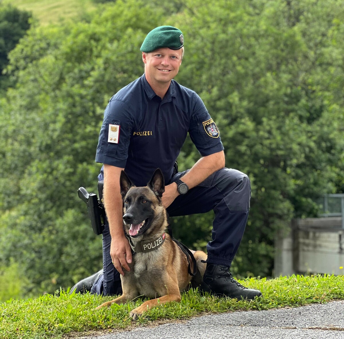 Vierbeiniger Kommissar mit dem richtigen Riecher: „Siegfried von Nacheron” mit seinem Diensthundeführer. lpd