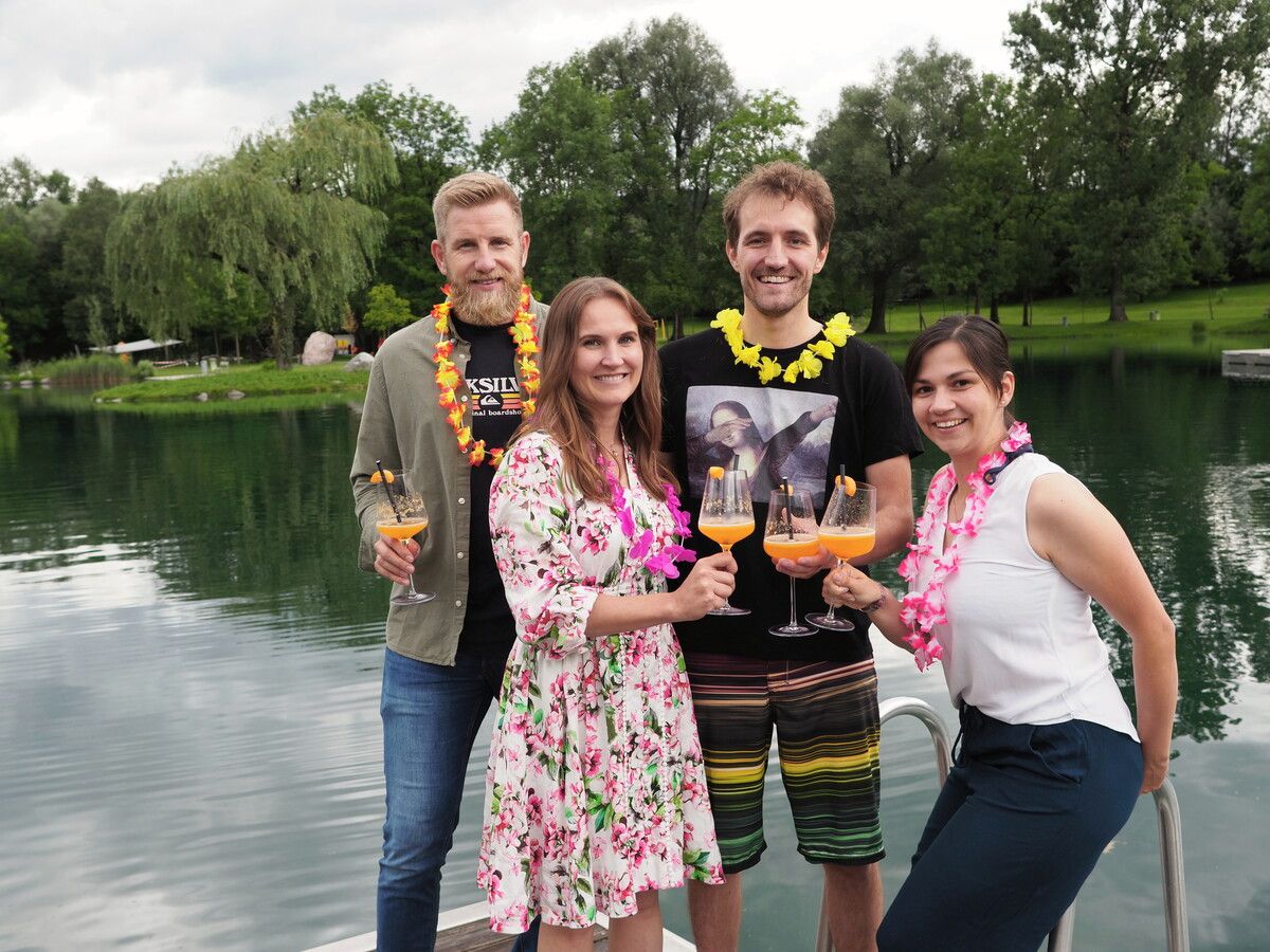 Vorsitzender Tim Mittelberger mit Geschäftsführerin Constanze Reichetzer sowie den Vorständen Philipp Peer und Vera Klien beim Sommerfest der Jungen Wirtschaft Vorarlberg. sie