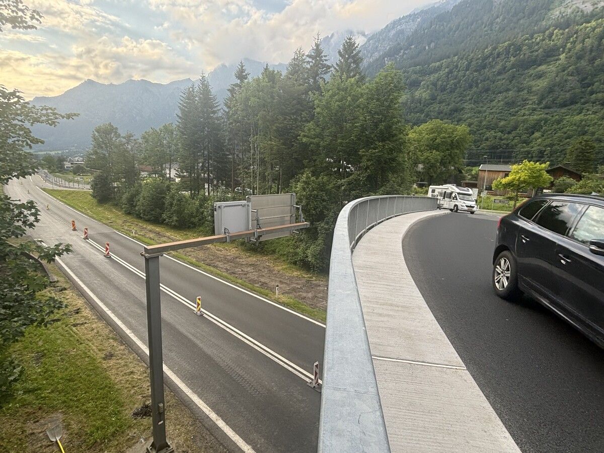 Seit dem 8. Juli besteht eine Ausleitung in Richtung Tirol. Durch die Arlbergtunnel-Sperre ist das Verkehrsaufkommen geringer und zurzeit sind keine Schulkinder unterwegs. DOB